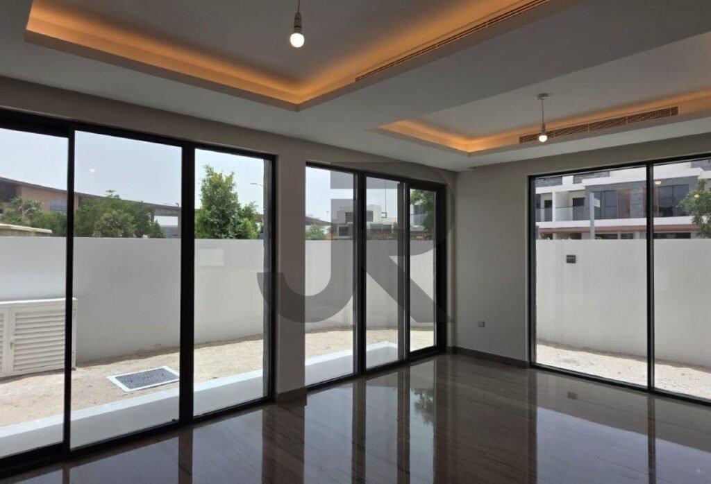 Silver Springs 3 — 5 Bed for Rent