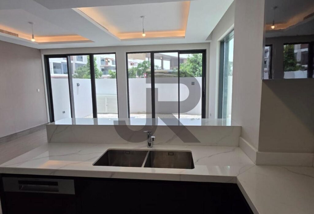 Silver Springs 3 — 5 Bed for Rent