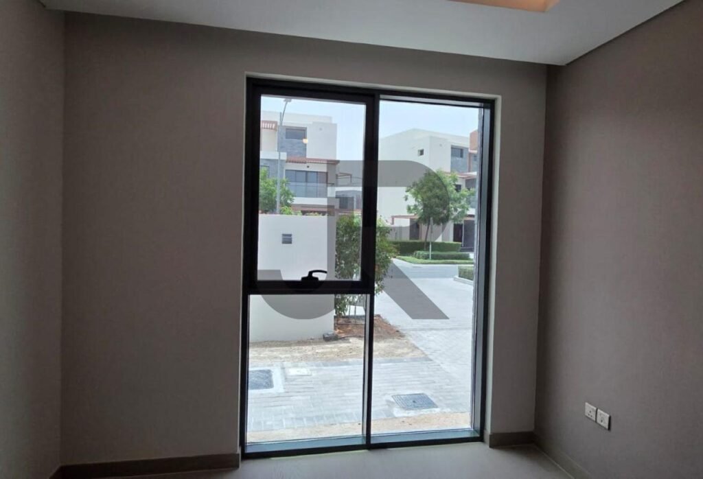 Silver Springs 3 — 5 Bed for Rent