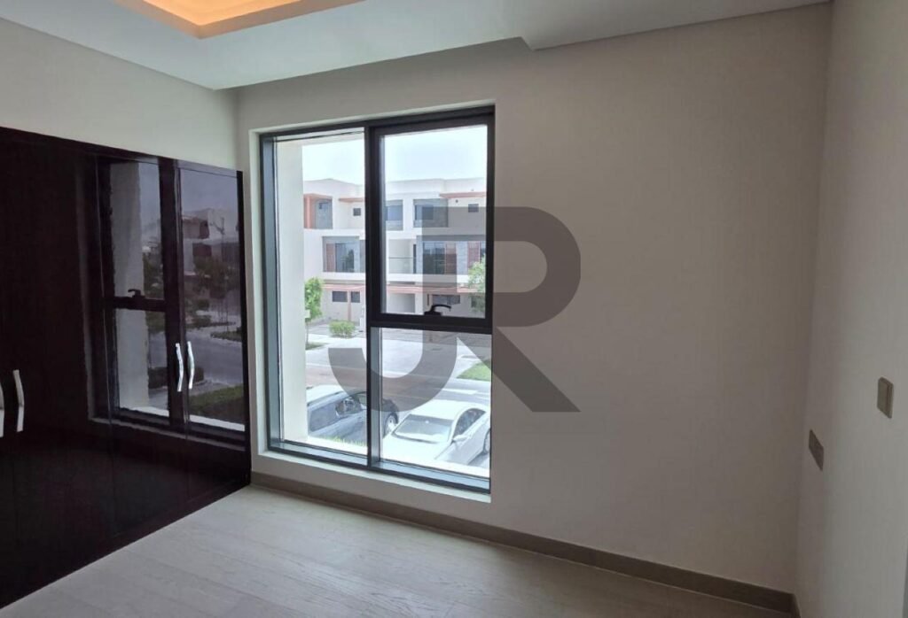 Silver Springs 3 — 5 Bed for Rent