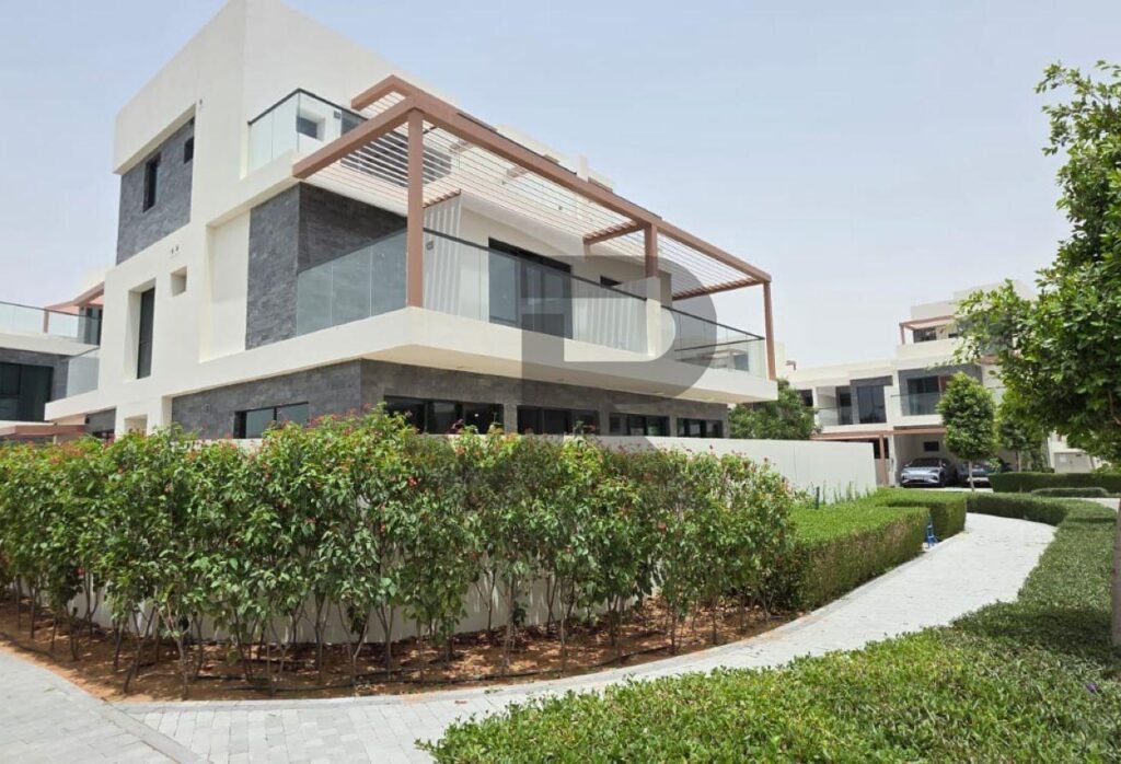 Silver Springs 3 — 5 Bed for Rent