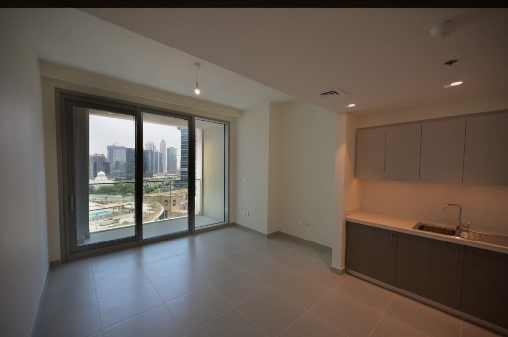 Forte Tower 2 — ۱ خواب — living area with balcony and city view